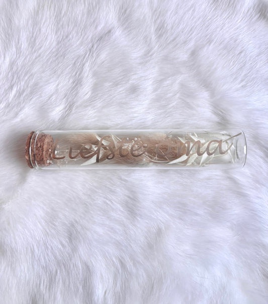 OK - Glazen buisje met kurk
beige en witte droogbloemen
Tekst: liefste oma goud
B 15cm 
D 3cm
Prijs: €6,50
Voorraad: 1