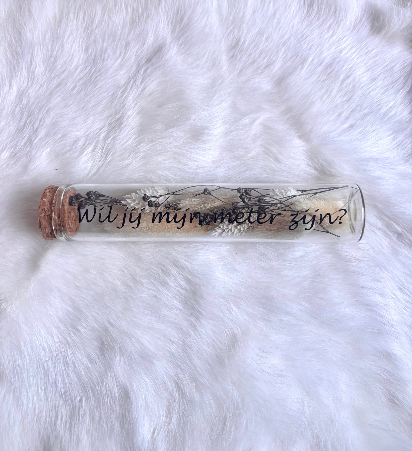 OK - Glazen buisje met kurk
zwart, beige en witte droogbloemen
Tekst: wil je mijn meter zijn? zwart
B 15cm 
D 3cm
Prijs: €6,50
Voorraad: 1