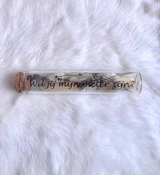 OK - Glazen buisje met kurk
zwart, beige en witte droogbloemen
Tekst: wil je mijn meter zijn? zwart
B 15cm 
D 3cm
Prijs: €6,50
Voorraad: 1