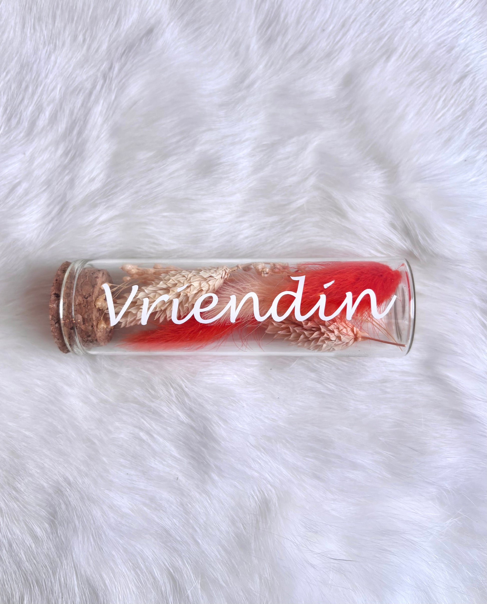 OK - Glazen buisje met kurk
fluo oranje en lichtoranje droogbloemen
Tekst: vriendin wit 
B 10cm 
D 3cm
Prijs: €5,50
Voorraad: 1