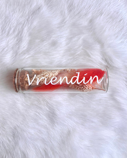 OK - Glazen buisje met kurk
fluo oranje en lichtoranje droogbloemen
Tekst: vriendin wit 
B 10cm 
D 3cm
Prijs: €5,50
Voorraad: 1