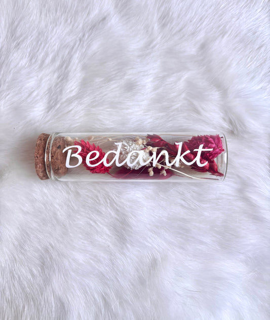 OK - Glazen buisje met kurk
rode en witte droogbloemen
Tekst: bedankt wit
B 10cm 
D 3cm
Prijs: €5,50
Voorraad: 1