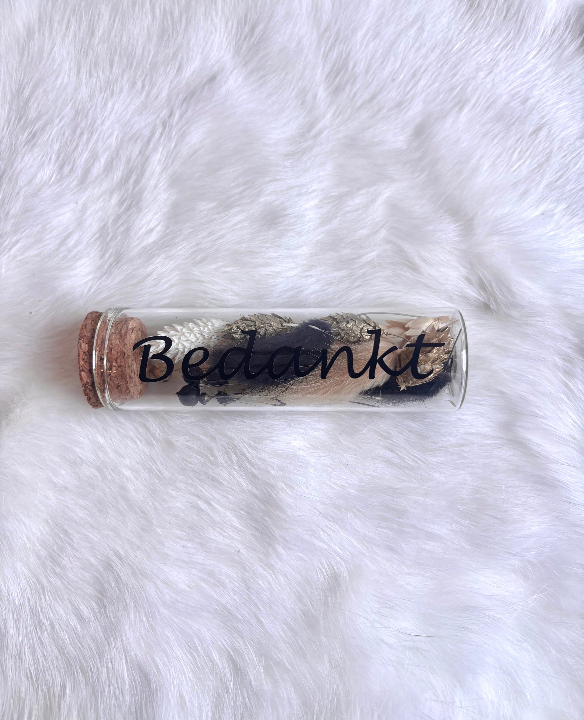 OK - Glazen buisje met kurk
beige en witte, zwarte en gouden droogbloemen
Tekst: bedankt zwart
B 10cm 
D 3cm
Prijs: €5,50
Voorraad: 1