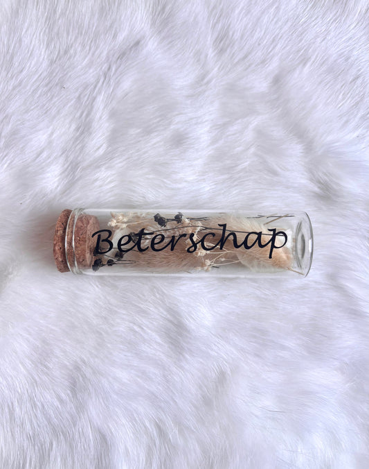 OK - Glazen buisje met kurk
beige en witte en zwarte  droogbloemen
Tekst: beterschap zwart 
B 10cm 
D 3cm
Prijs: €5,50
Voorraad: 1