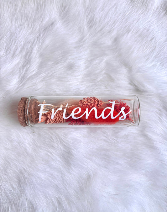 OK - Glazen buisje met kurk
fluo en licht oranje  droogbloemen
Tekst: friends wit
B 10cm 
D 3cm
Prijs: €5,50
Voorraad: 1