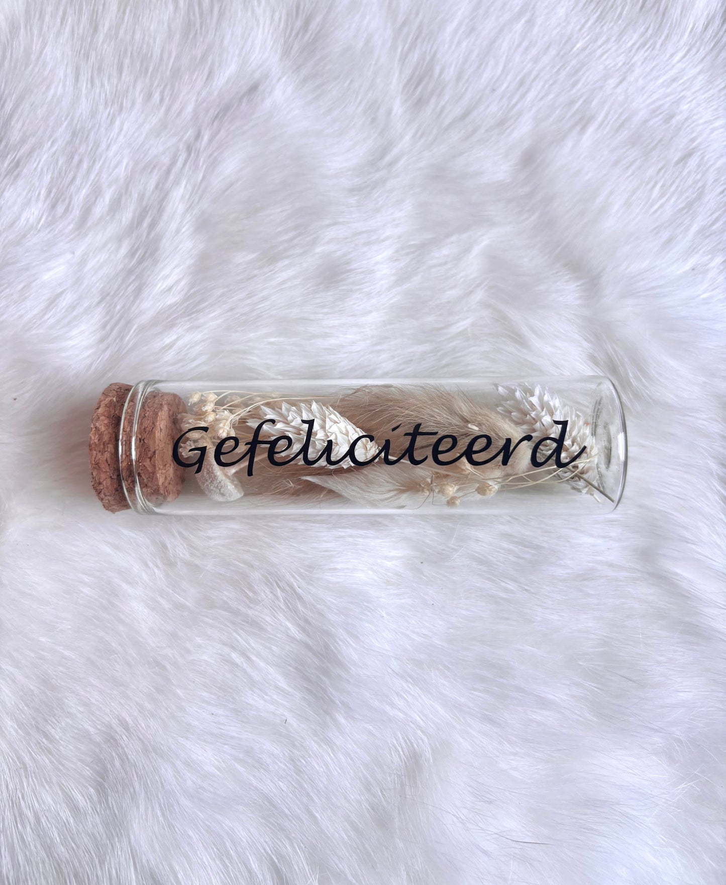 OK - Glazen buisje met kurk
beige en witte droogbloemen
Tekst: gefeliciteerd zwart 
B 10cm 
D 3cm
Prijs: €5,50
Voorraad: 1