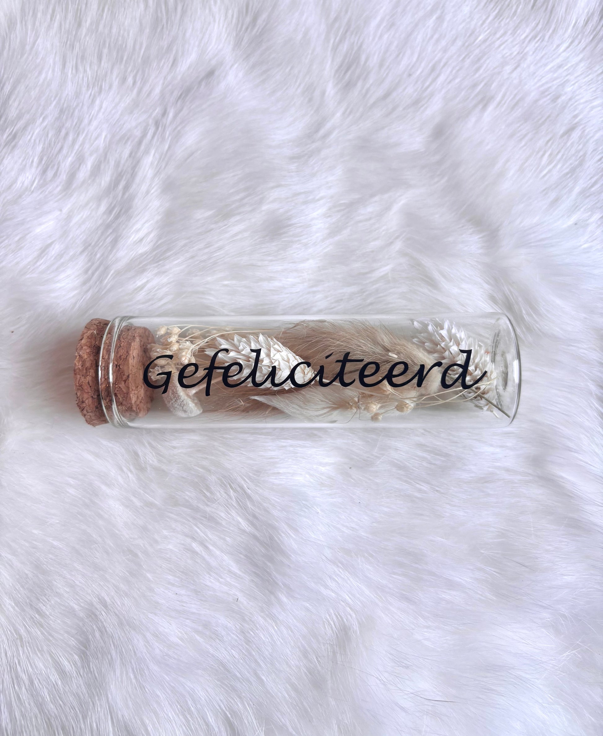 OK - Glazen buisje met kurk
beige en witte droogbloemen
Tekst: gefeliciteerd zwart 
B 10cm 
D 3cm
Prijs: €5,50
Voorraad: 1