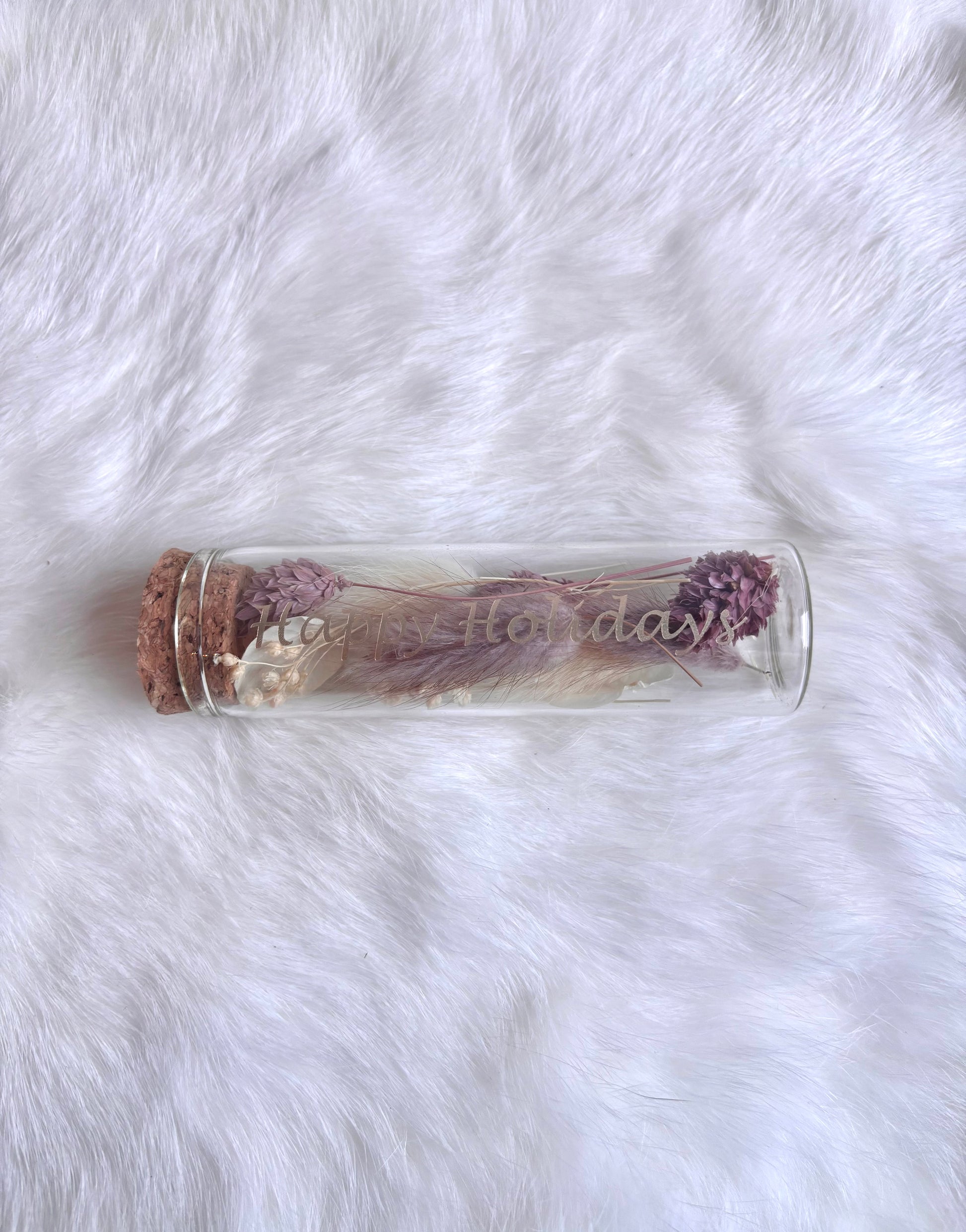 OK - Glazen buisje met kurk
oudroze en witte droogbloemen
Tekst: happy holidays
B 10cm 
D 3cm
Prijs: €5,50
Voorraad: 1