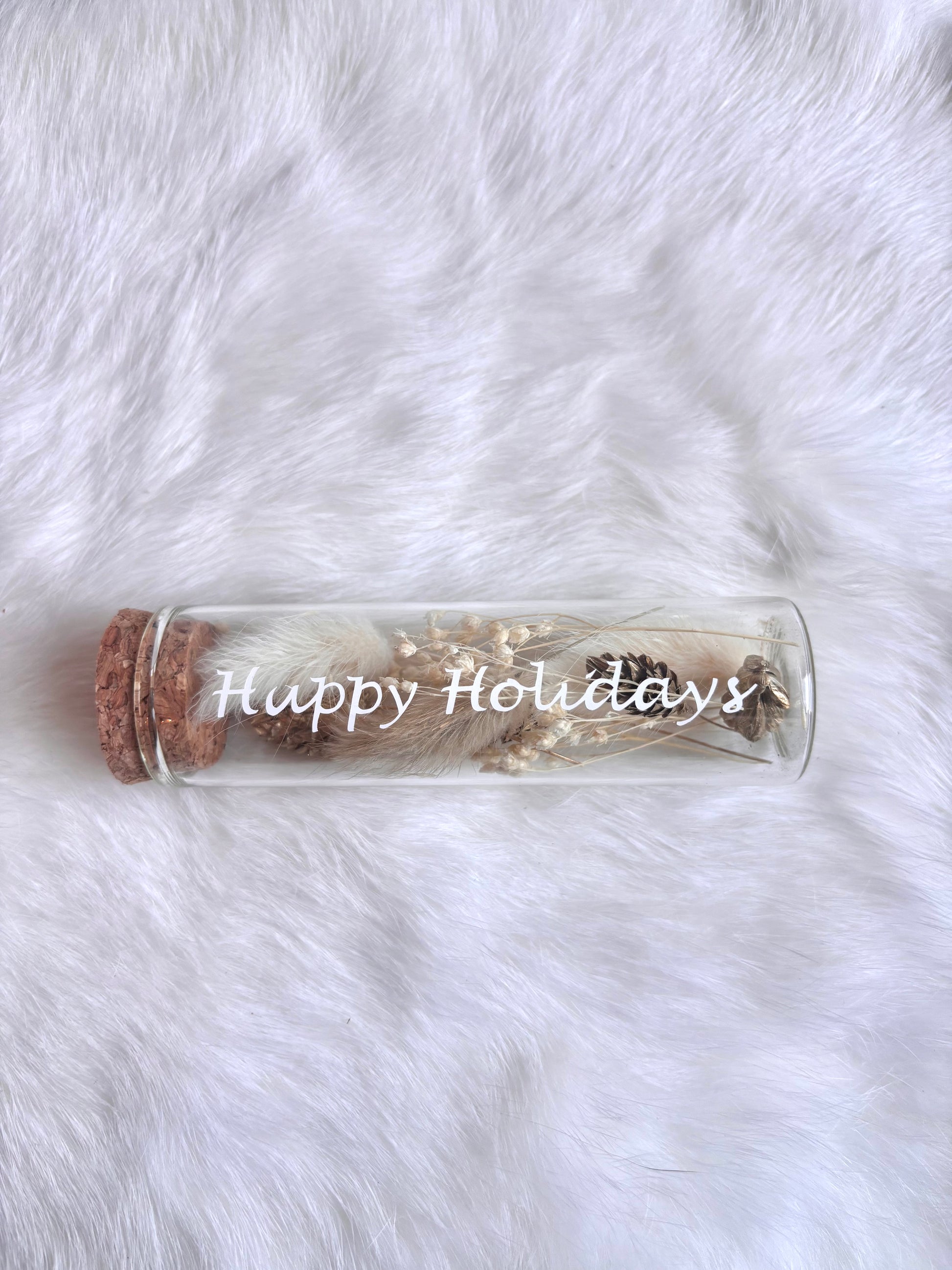 OK - Glazen buisje met kurk
beige en witte droogbloemen
Tekst: happy holidays
B 10cm 
D 3cm
Prijs: €5,50
Voorraad: 1