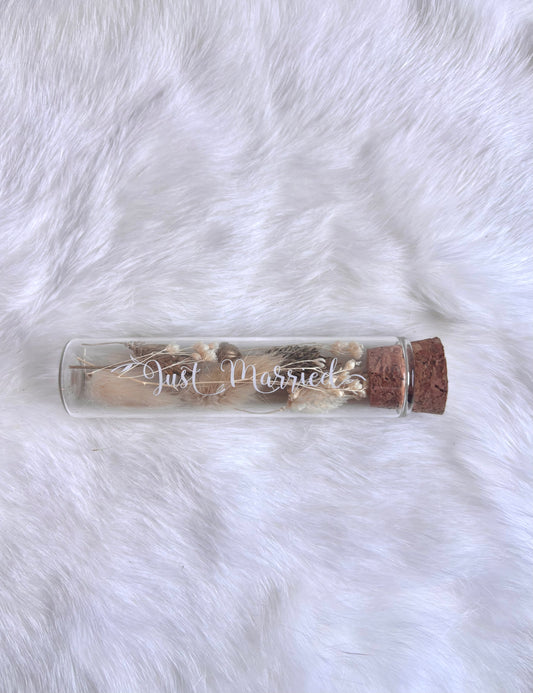 OK - Glazen buisje met kurk
beige en witte, gouden droogbloemen
Tekst: just married wit
B 10cm 
D 2,5cm
Prijs: €5,50
Voorraad: 1