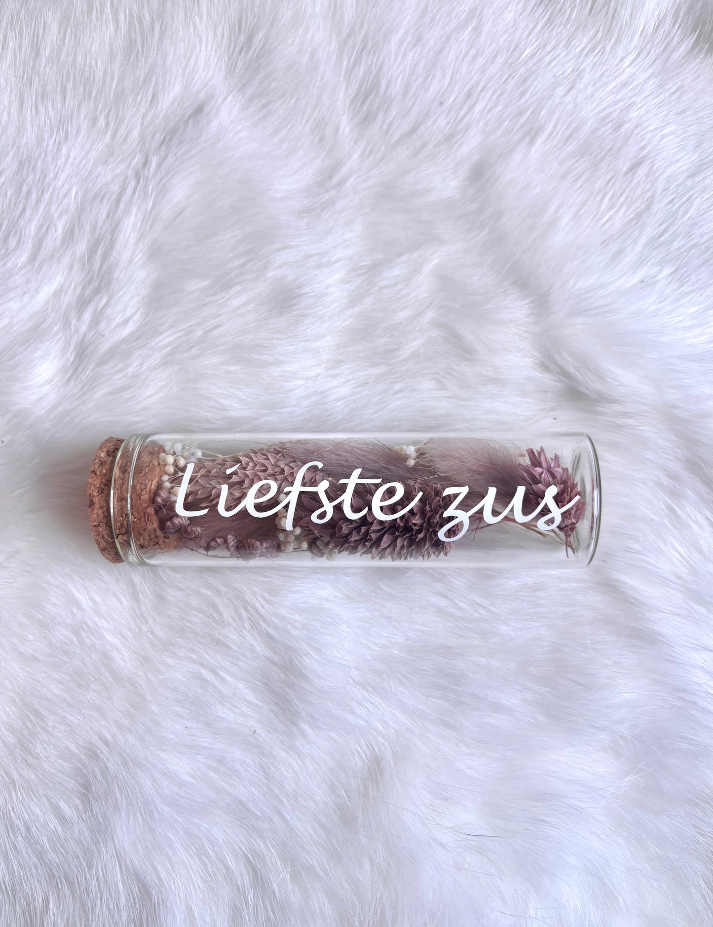 OK - Glazen buisje met kurk
oudroze en witte  droogbloemen
Tekst: liefste zus wit
B 10cm 
D 3cm
Prijs: €5,50
Voorraad: 1