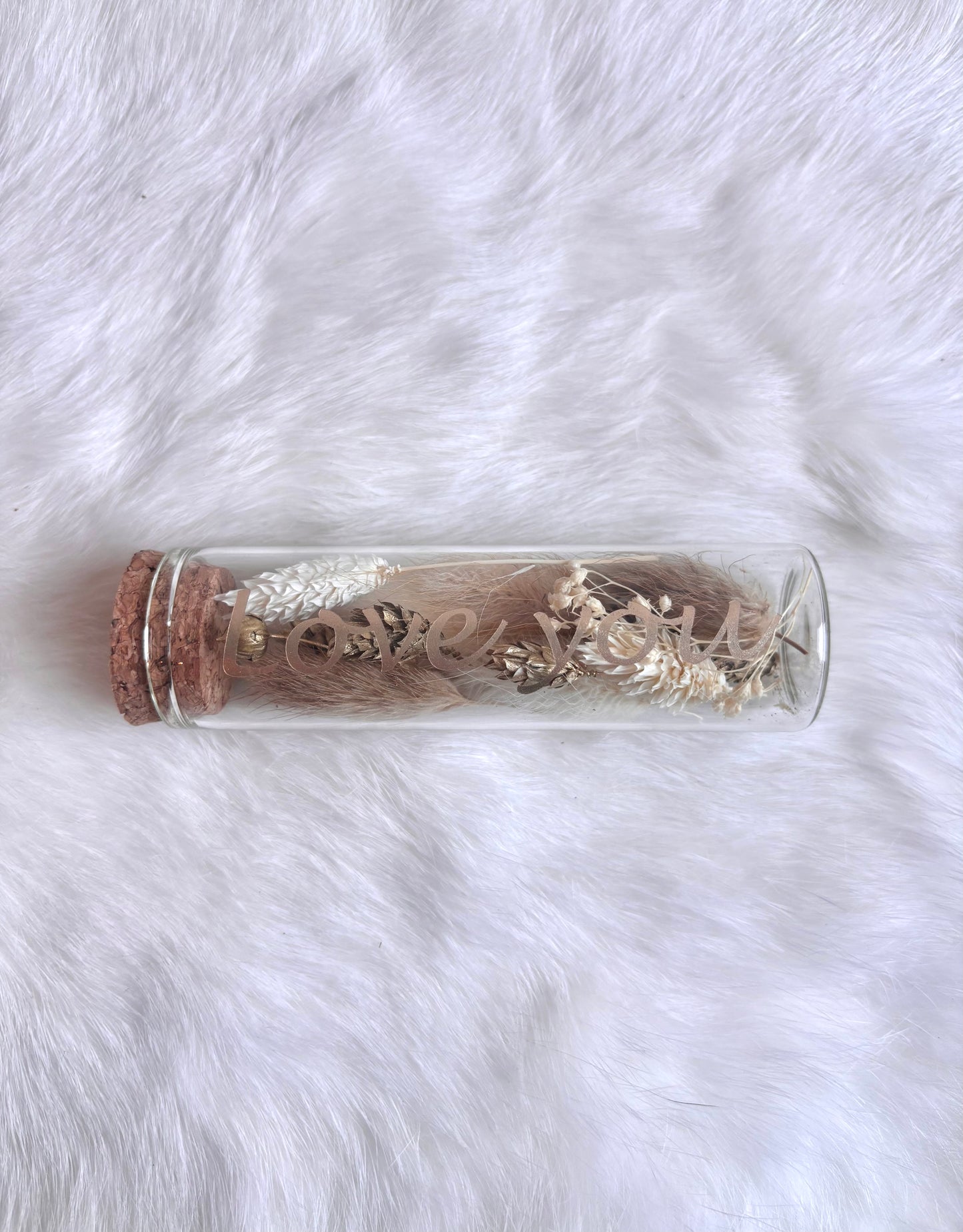 OK - Glazen buisje met kurk
beige en witte droogbloemen
Tekst: love you goud 
B 10cm 
D 3cm
Prijs: €5,50
Voorraad: 2