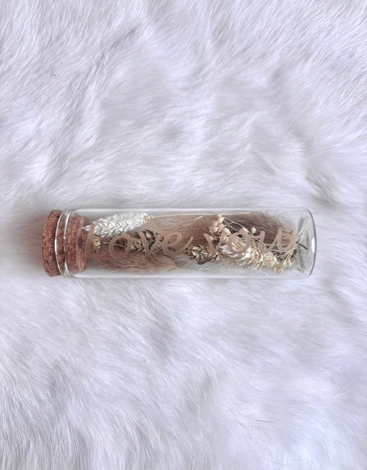 OK - Glazen buisje met kurk
beige en witte droogbloemen
Tekst: love you goud 
B 10cm 
D 3cm
Prijs: €5,50
Voorraad: 2