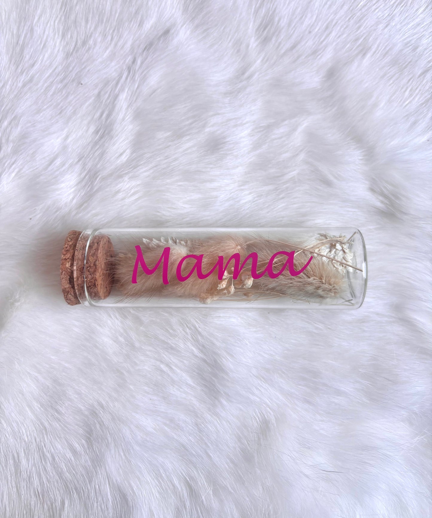 OK - Glazen buisje met kurk
beige en witte droogbloemen
Tekst: mama roos 
B 10cm 
D 3cm
Prijs: €5,50
Voorraad: 1