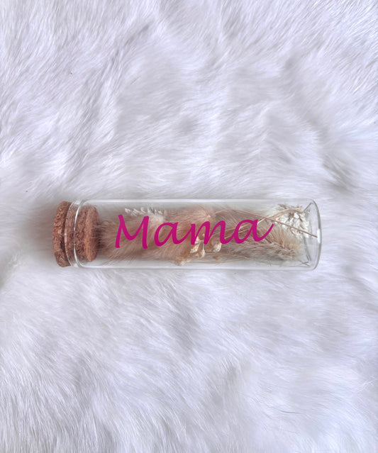 OK - Glazen buisje met kurk
beige en witte droogbloemen
Tekst: mama roos 
B 10cm 
D 3cm
Prijs: €5,50
Voorraad: 1