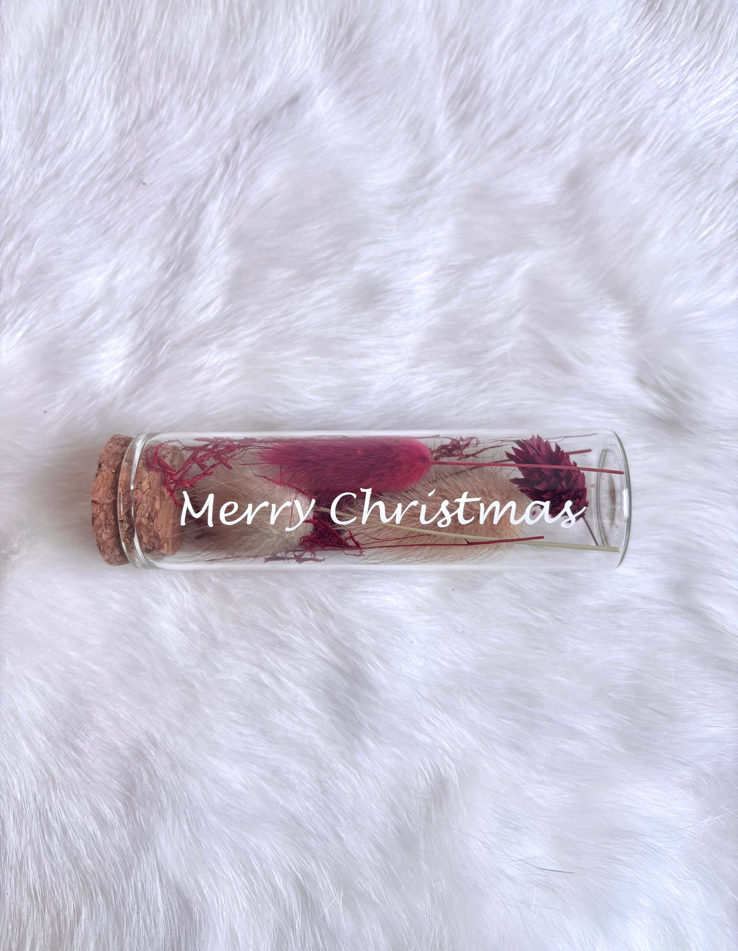 OK - Glazen buisje met kurk
beige en rode droogbloemen
Tekst: merry Christmas wit
B 10cm 
D 3cm
Prijs: €5,50
Voorraad: 1