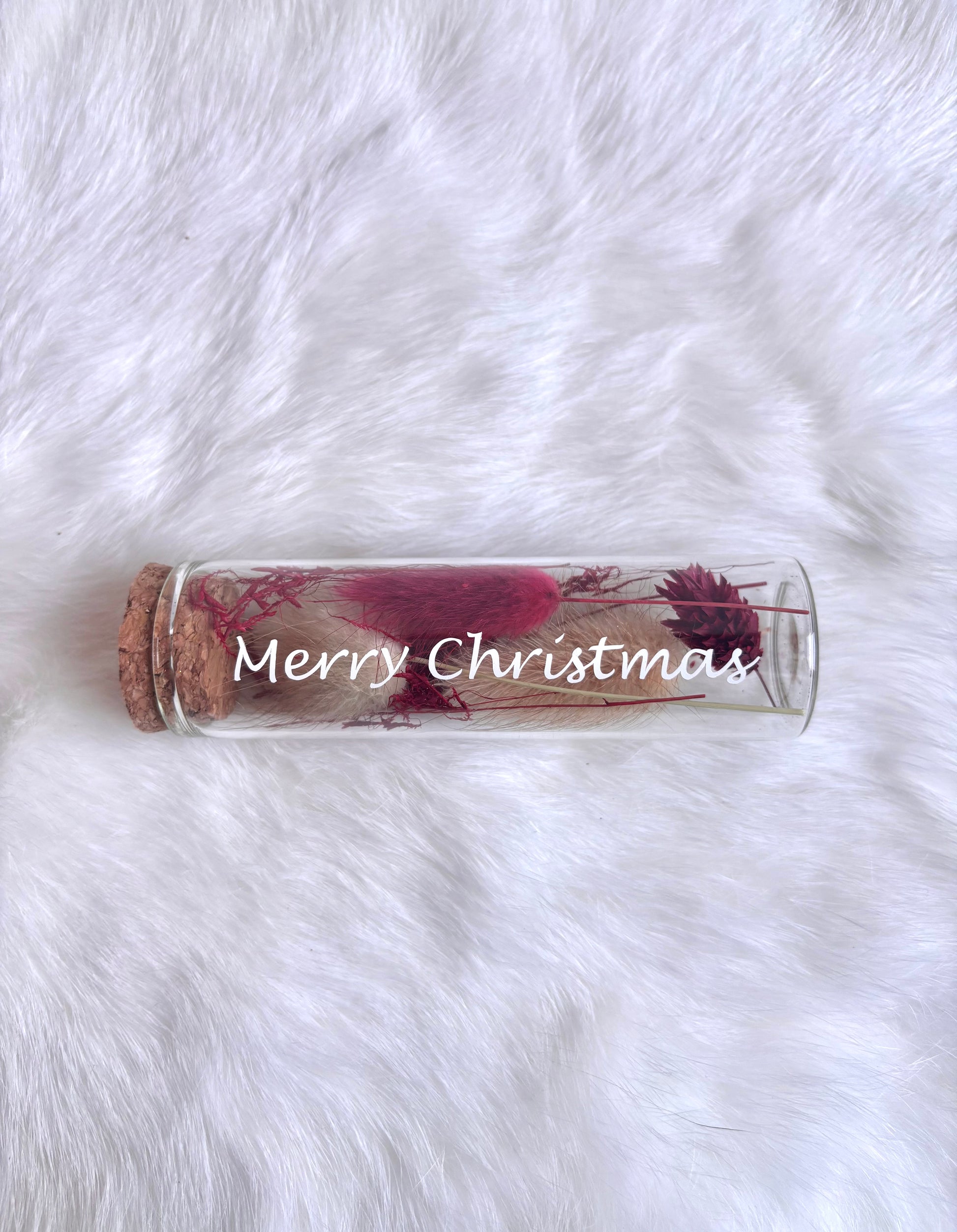 OK - Glazen buisje met kurk
beige en rode droogbloemen
Tekst: merry Christmas wit
B 10cm 
D 3cm
Prijs: €5,50
Voorraad: 1