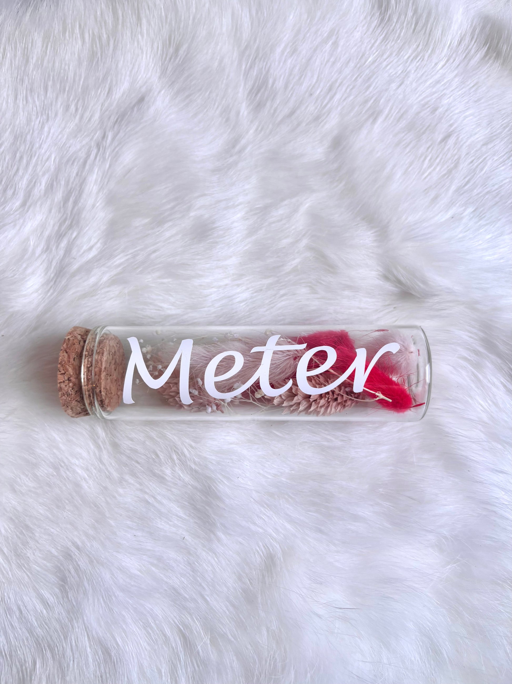 OK - Glazen buisje met kurk
roze en lichtroze droogbloemen
Tekst: meter wit
B 10cm 
D 3cm
Prijs: €5,50
Voorraad: 1